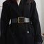 Un tailleur élégant rehaussé d'une large ceinture noire pour femme