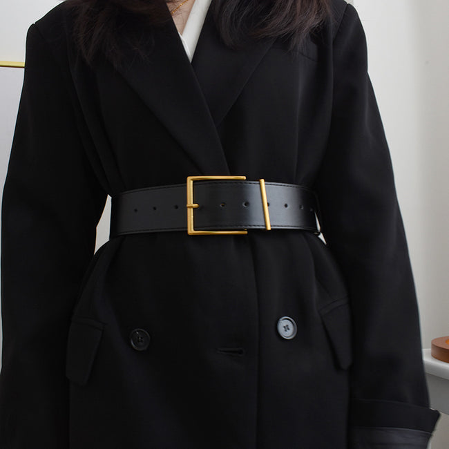 Un tailleur élégant rehaussé d'une large ceinture noire pour femme Hover Image