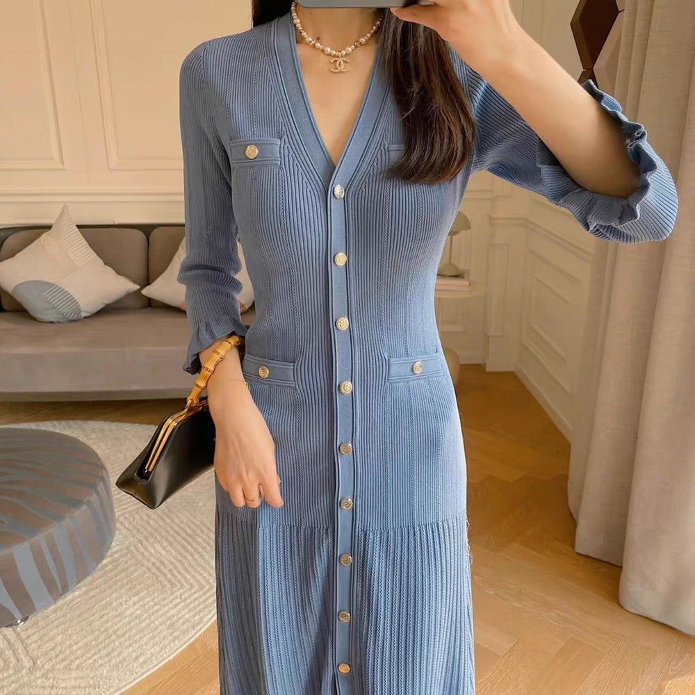 Robe en maille bleu français à col en V, coupe sirène et simple boutonnage pour femme