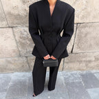 Ensemble deux pièces pantalon et veste de costume ajustée à la taille plissée, col en V et manches longues noires