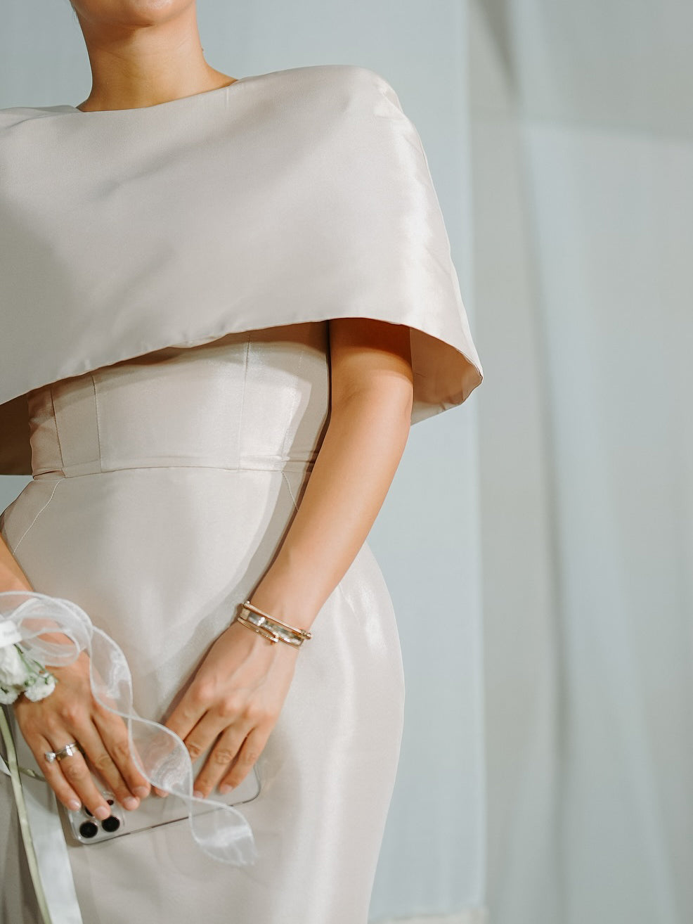 Ensemble top coupe cape en satin et robe longue ajustée