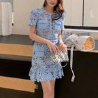 Robe courte en dentelle bleu clair à col rond et manches courtes pour mondaine élégante de la minorité française