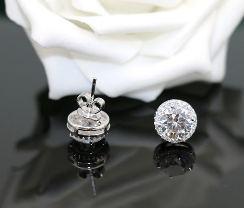 Boucles d'oreilles clous en métal rond argenté avec strass blancs et zircons, idéales pour les fêtes, bijoux pour femmes et filles.