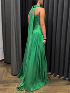 Robe émeraude décolleté plongeant avec jupe plissée et fente latérale