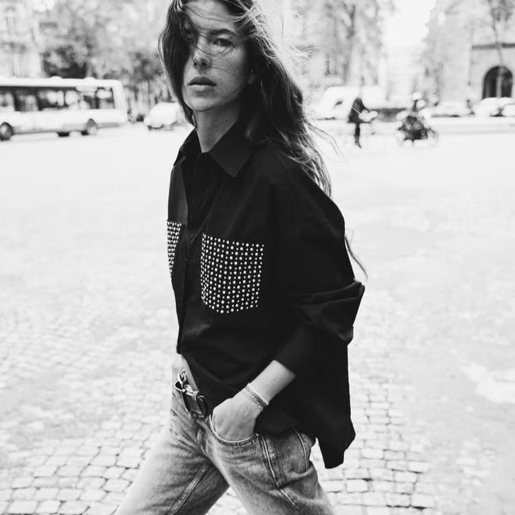 Chemise ample à manches longues ornée de rivets, style streetwear pour femme