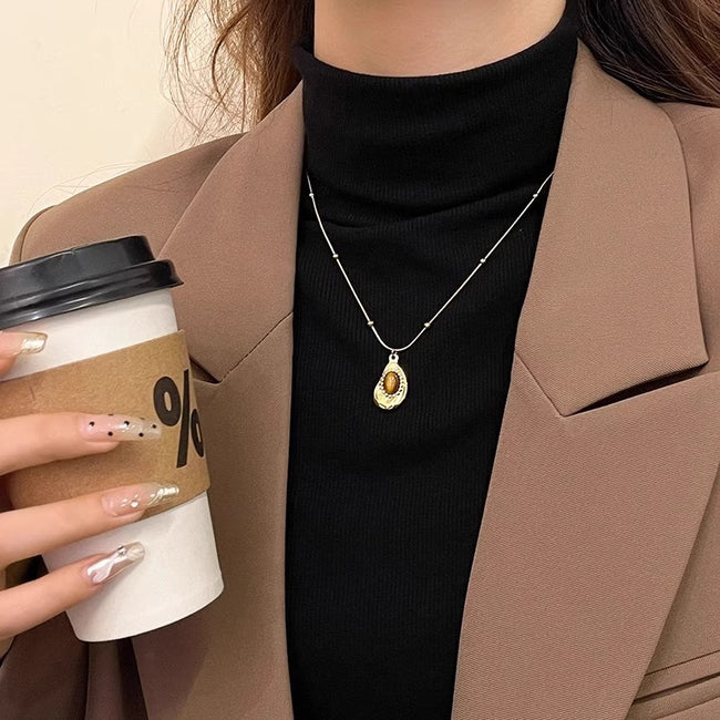 Collier d'ambre Pendentif irrégulier Rétro Chaîne de clavicule Chaîne de pull Bijou femme Main Image