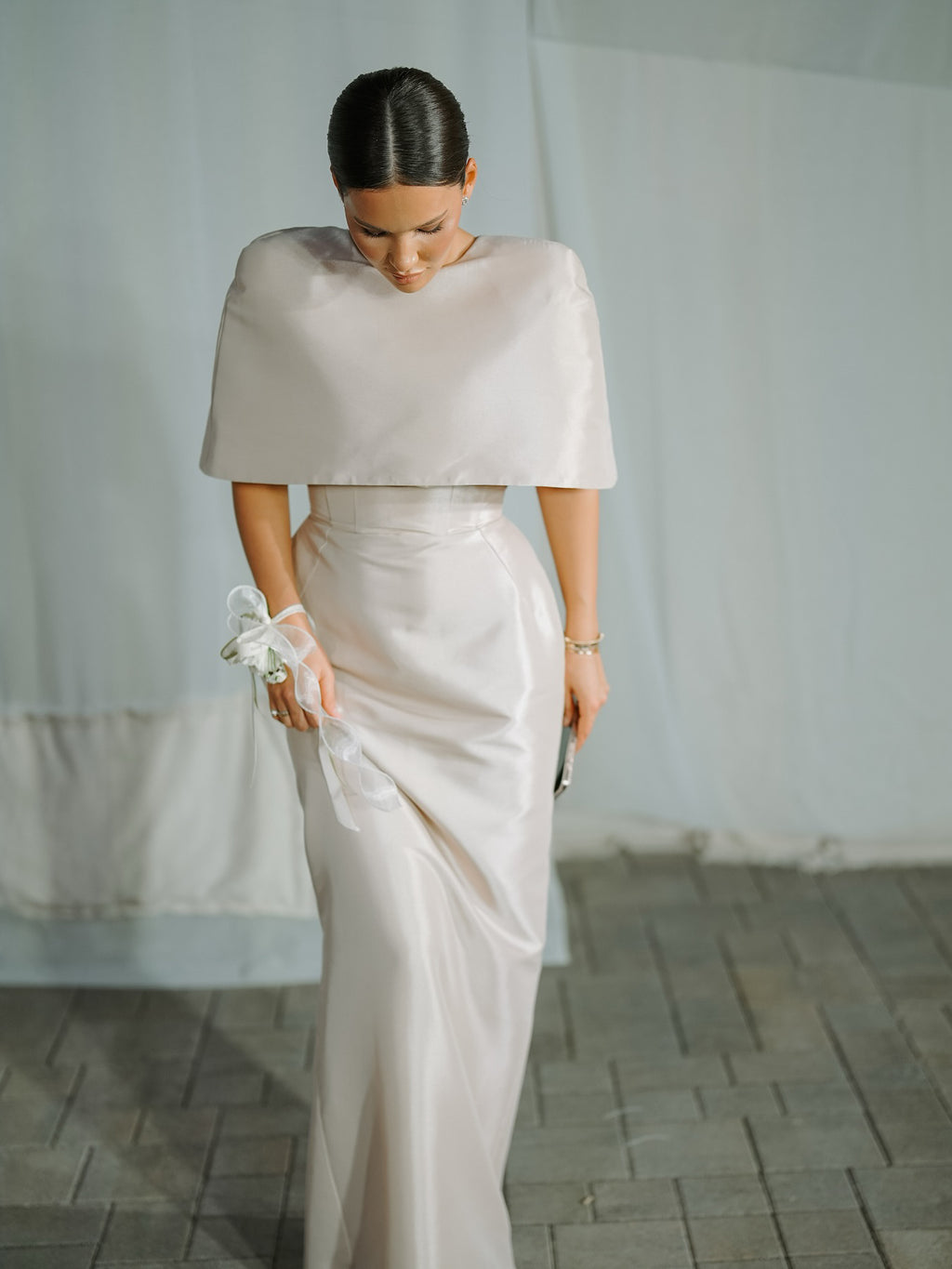 Ensemble top coupe cape en satin et robe longue ajustée