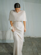 Ensemble top coupe cape en satin et robe longue ajustée