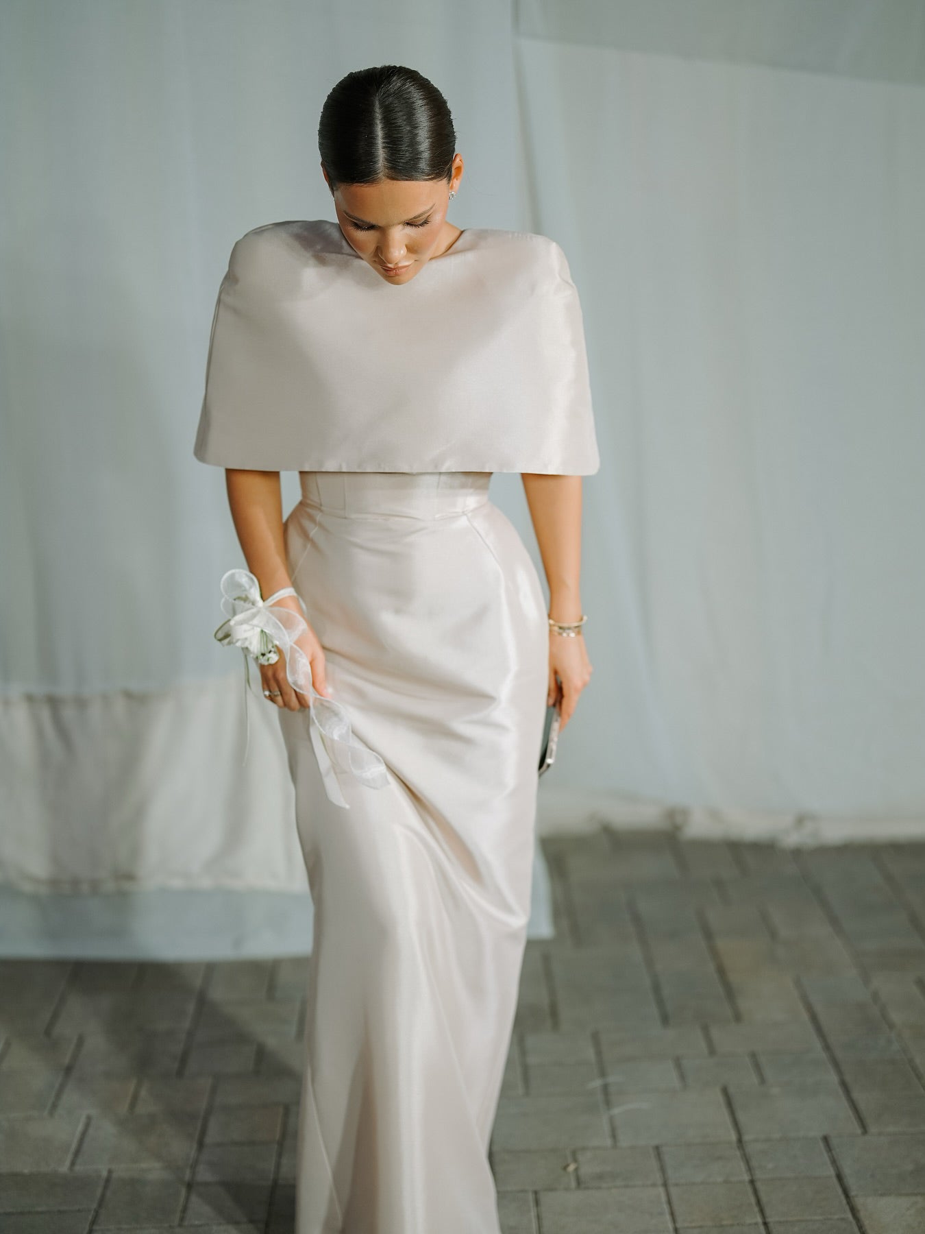 Ensemble top coupe cape en satin et robe longue ajustée