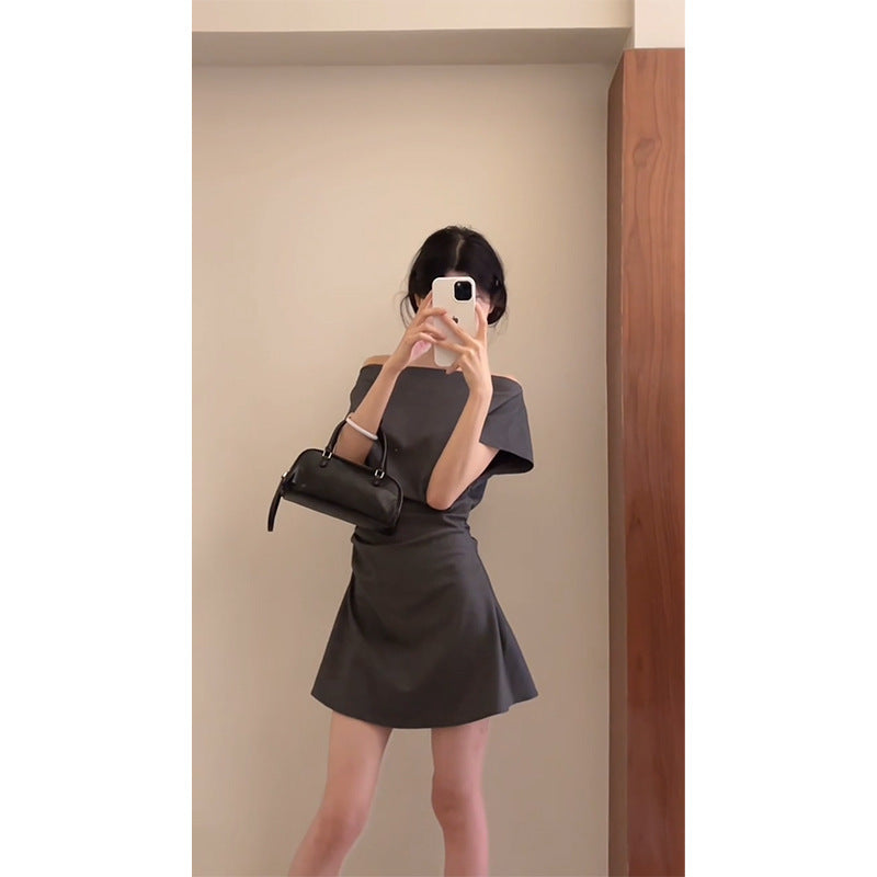 Robe courte gris haut de gamme avec col dégagé et manches courtes