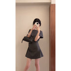 Robe courte gris haut de gamme avec col dégagé et manches courtes