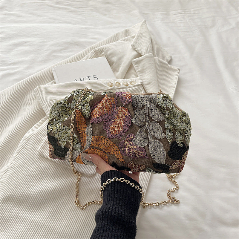 Pochette de soirée brodée avec bandoulière chaîne