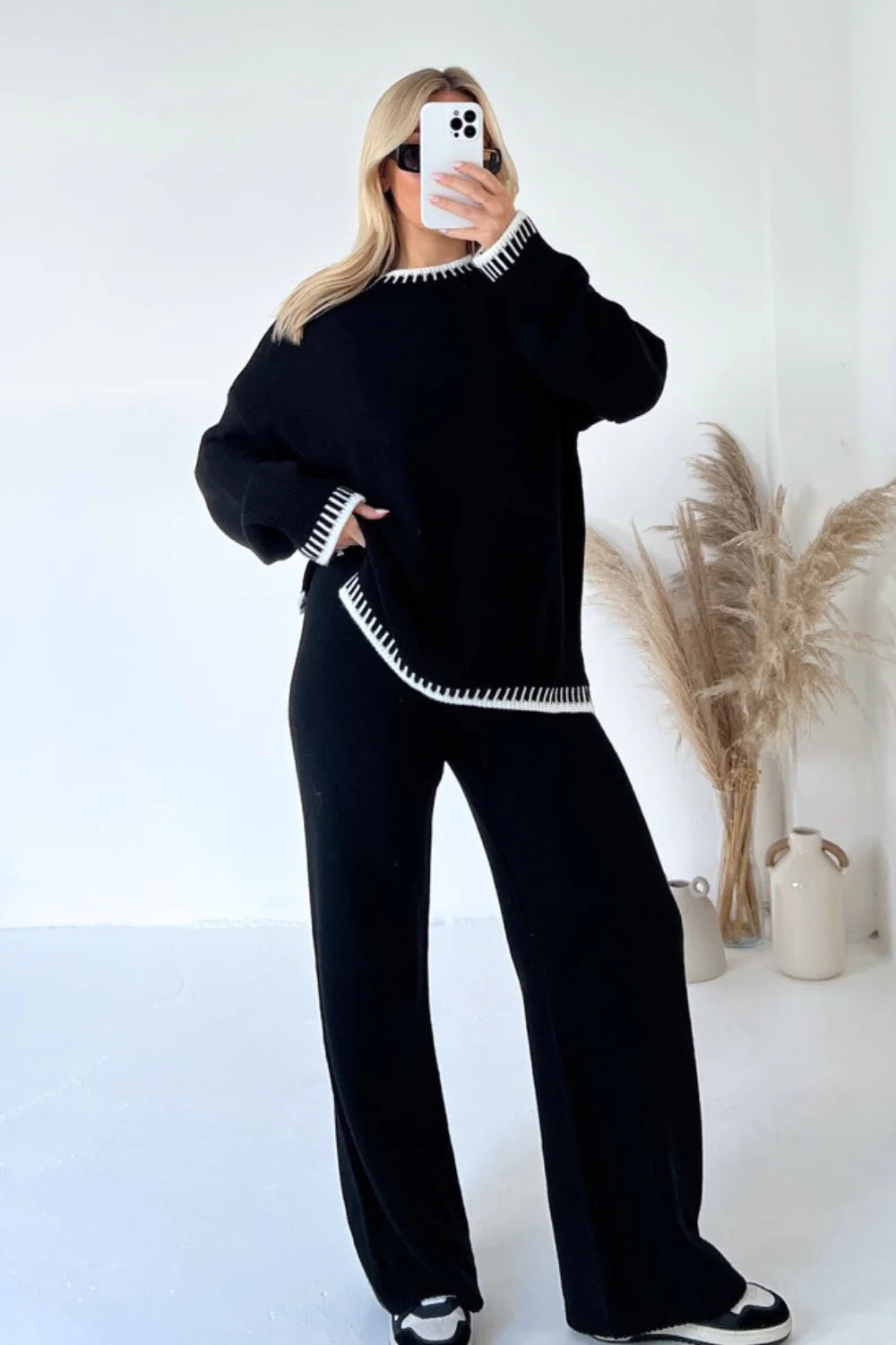 Ensemble deux pièces mode pour femme : haut pull à manches longues fendues et pantalon droit ample de couleur unie