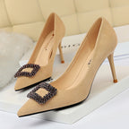 Chaussures à talons aiguilles et strass à bout pointu