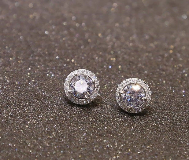 Boucles d'oreilles clous en métal rond argenté avec strass blancs et zircons, idéales pour les fêtes, bijoux pour femmes et filles. Main Image