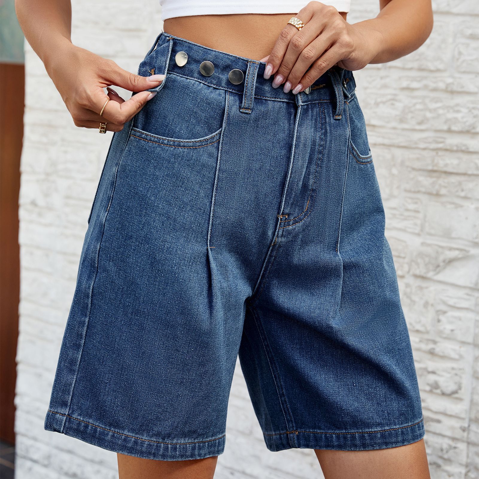 Short en jean pour femme avec taille ajustable, modèle tendance pour l'été.