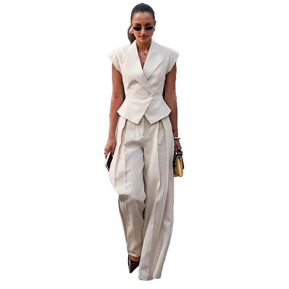 Ensemble tailleur sans manches beige élégant cintré à la taille