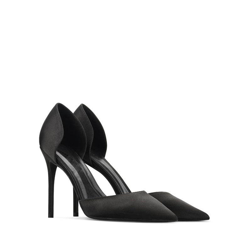 Escarpins à talons aiguilles, en satin de soie véritable, avec découpe et bout pointu.