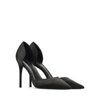 Escarpins à talons aiguilles, en satin de soie véritable, avec découpe et bout pointu.