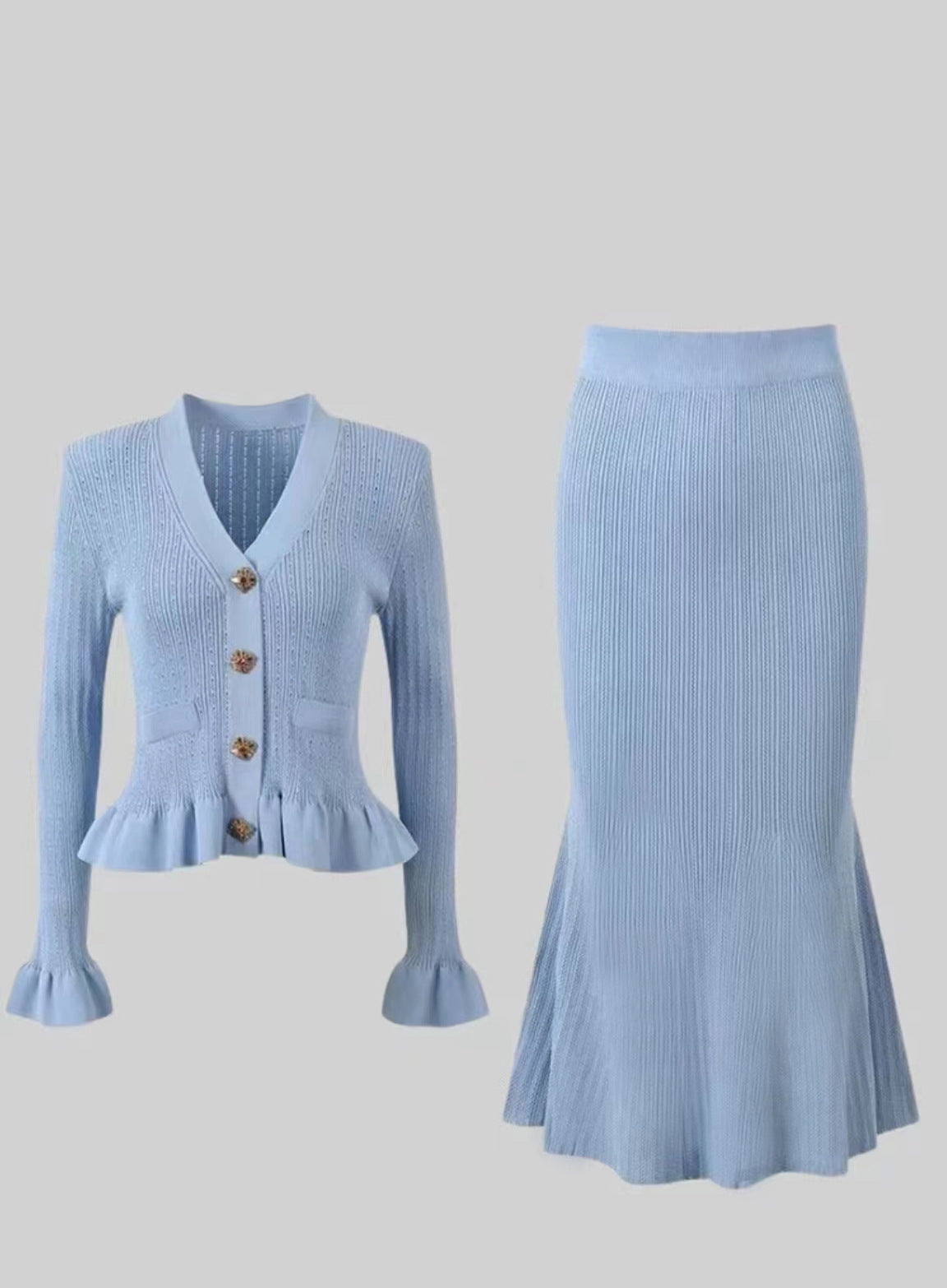 Ensemble de tailleur avec ourlet à volants et col en V.