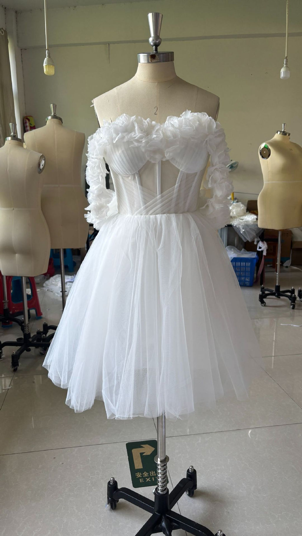Robe de mariée courte en dentelle à épaules dénudées