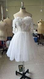 Robe de mariée courte en dentelle à épaules dénudées