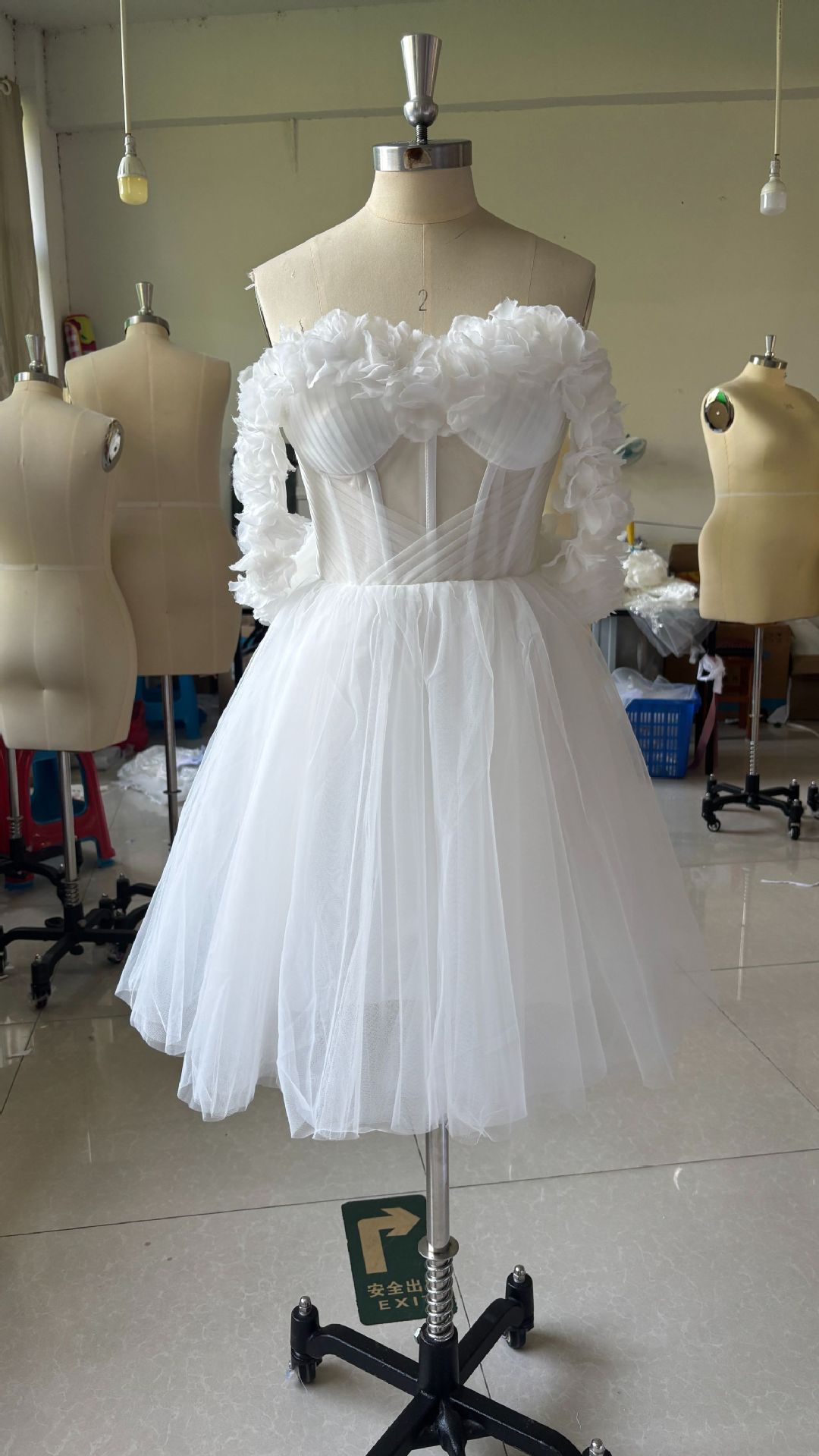 Robe de mariée courte en dentelle à épaules dénudées