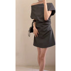 Robe courte gris haut de gamme avec col dégagé et manches courtes