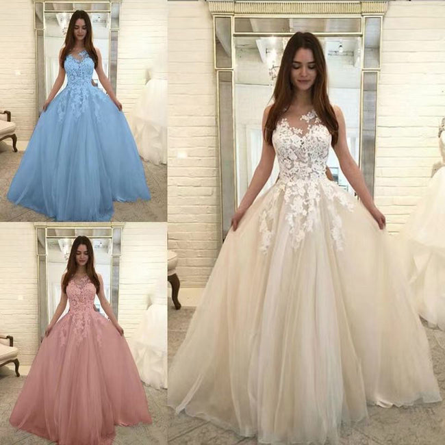 Robe de mariée sans manches à fleurs et dentelle pour femme Hover Image