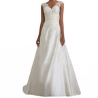 Robe de mariée sirène en dentelle traînante, asymétrique et décolletée en V