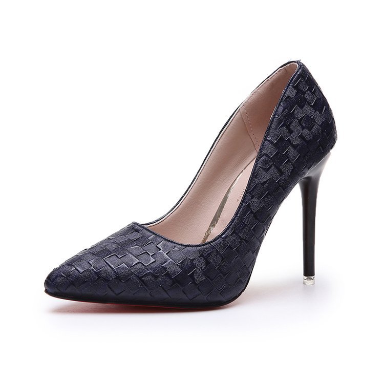 Escarpins à talons aiguilles pointus et tendance