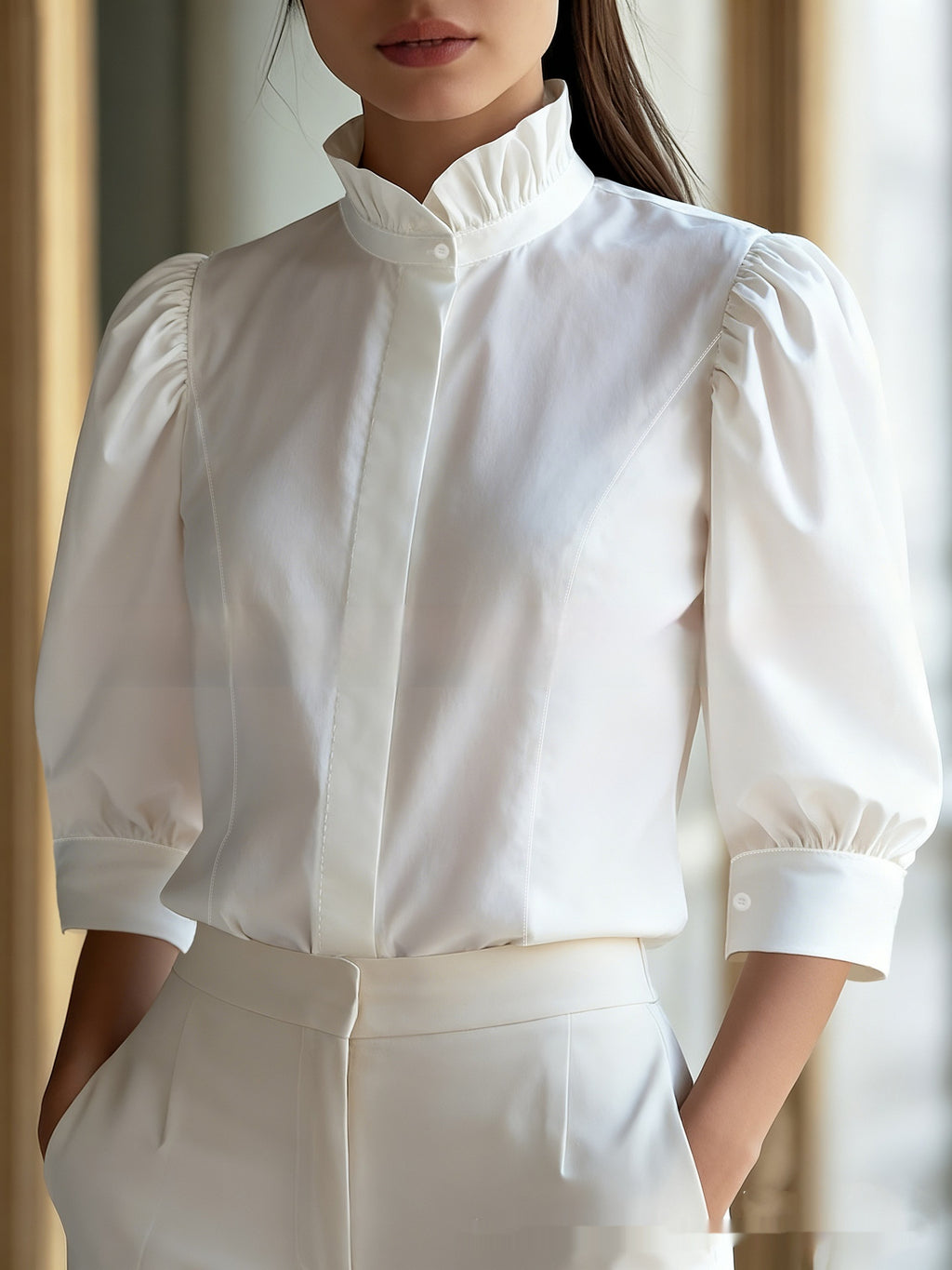 Chemisier à col montant minimaliste, flatteur et polyvalent pour femme