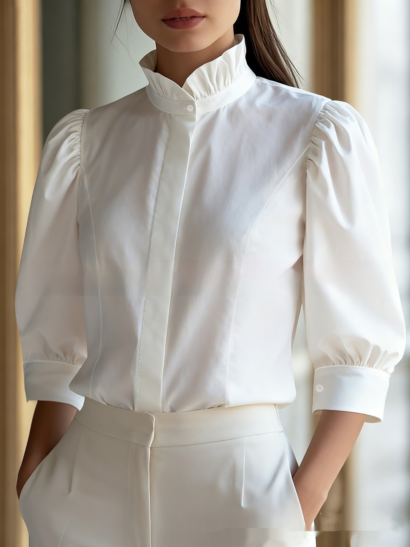 Chemisier à col montant minimaliste, flatteur et polyvalent pour femme