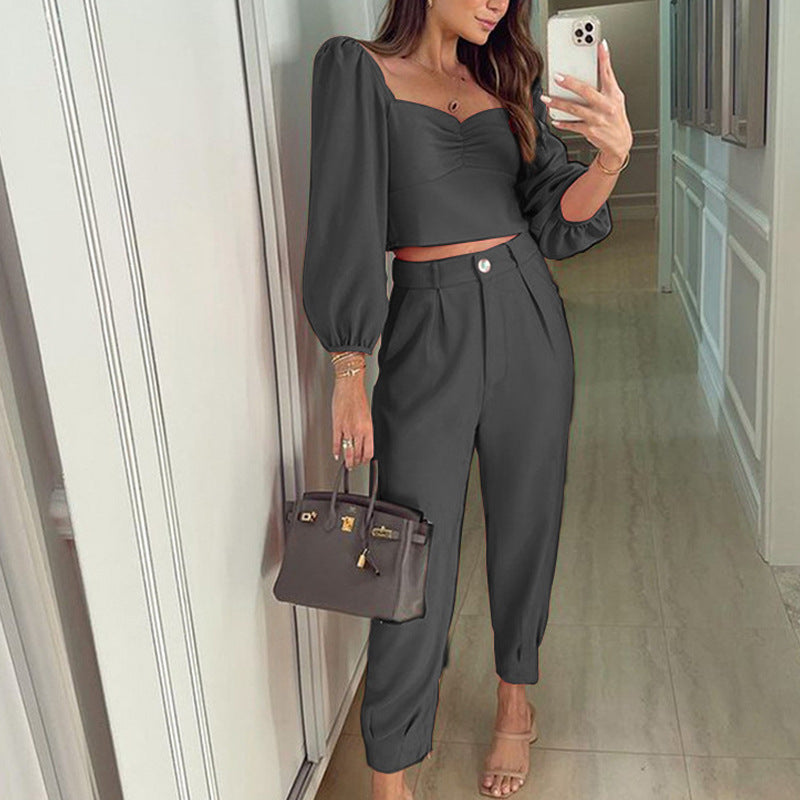 Ensemble deux pièces mode assorti : haut à manches longues et col carré de couleur unie, et pantalon taille haute resserré aux chevilles