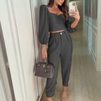 Ensemble deux pièces mode assorti : haut à manches longues et col carré de couleur unie, et pantalon taille haute resserré aux chevilles