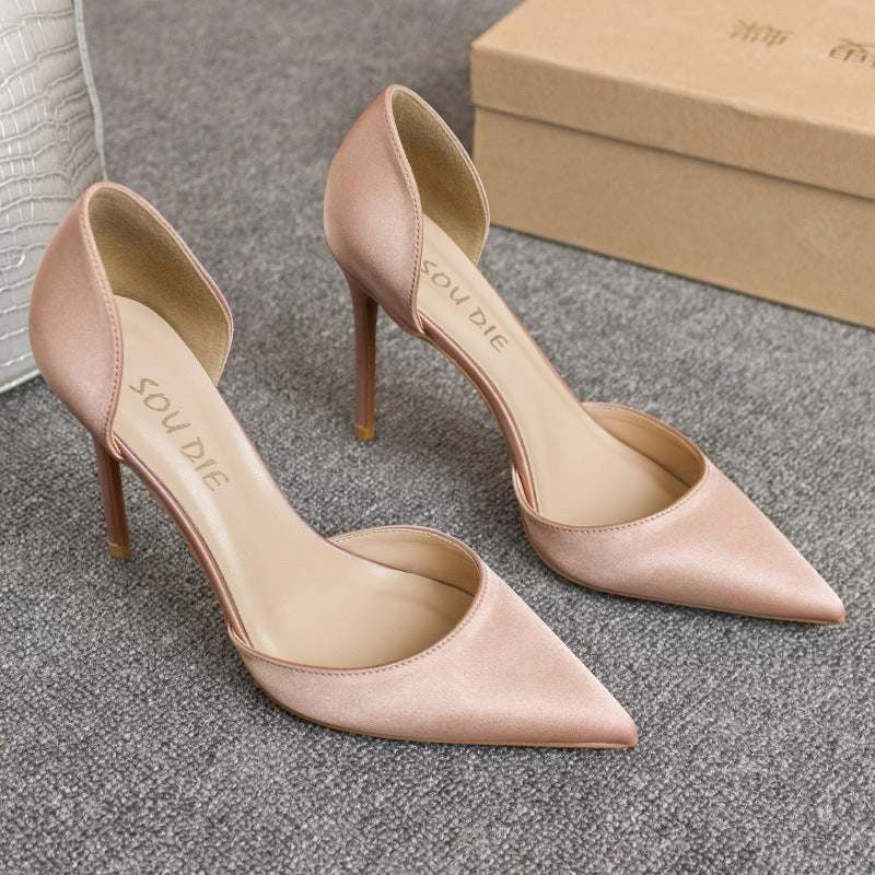 Escarpins à talons aiguilles, en satin de soie véritable, avec découpe et bout pointu.