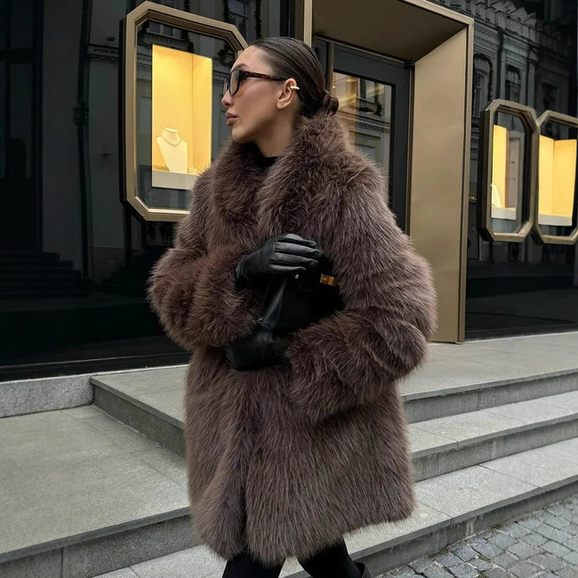 Manteau mi-long en fausse fourrure douce avec col Claudine Hover Image