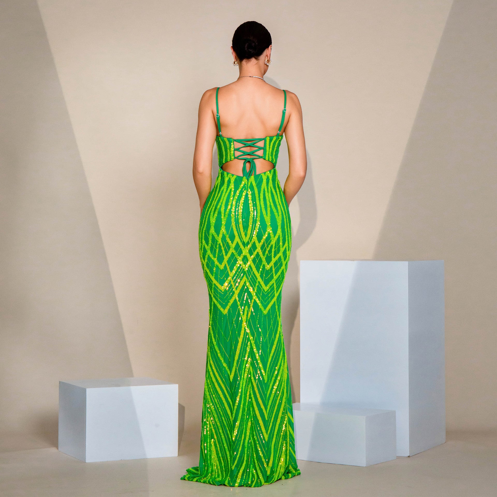 Robe de soirée sirène à bretelles et col en V brodée de sequins