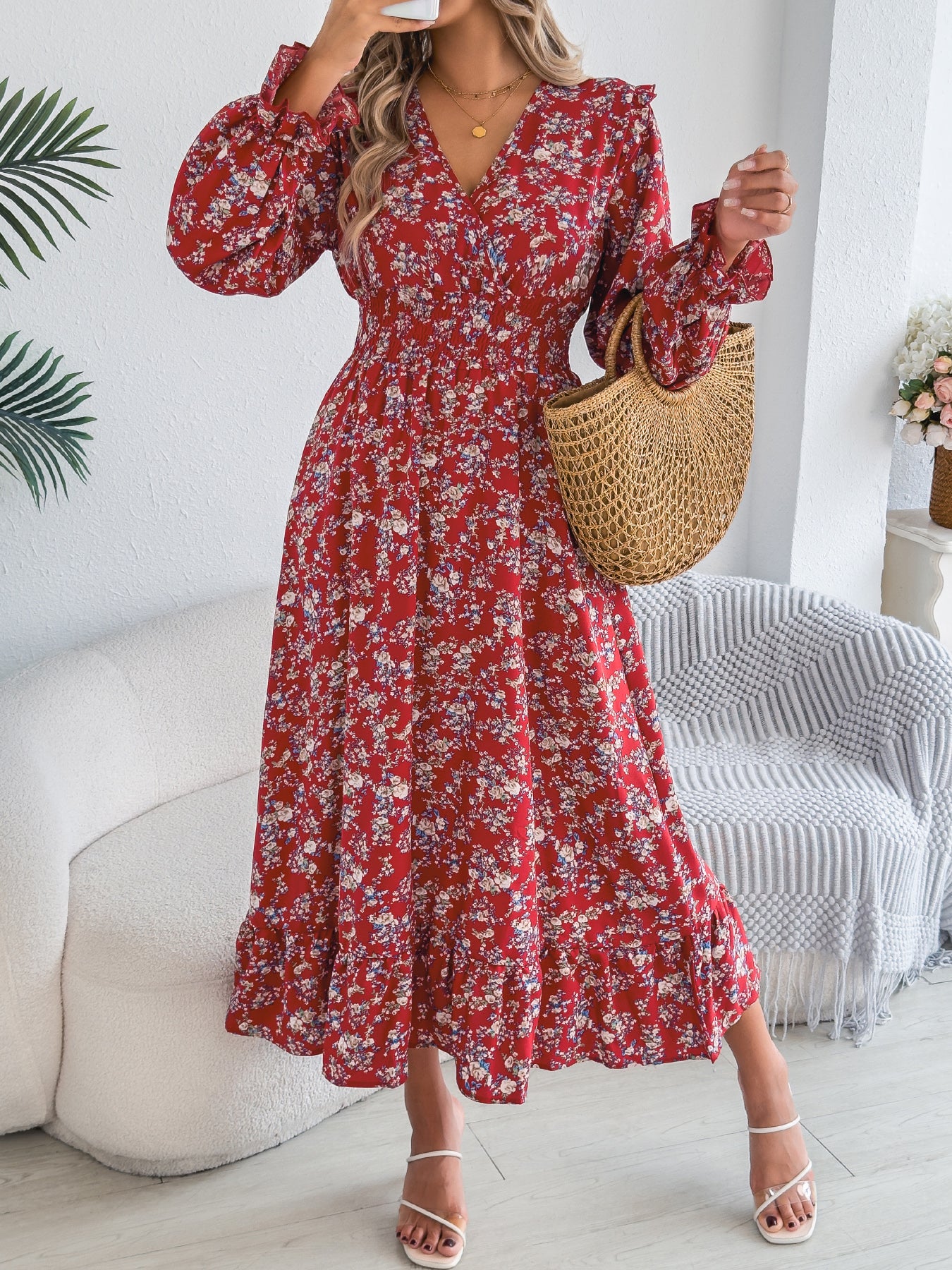 Robe longue élégante à col en V croisé avec motif floral, taille ajustée et ourlet à volants pour femme