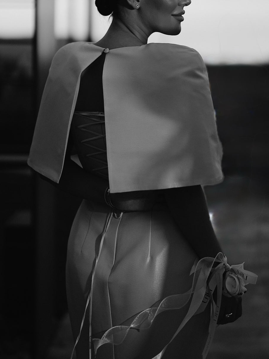 Ensemble top coupe cape en satin et robe longue ajustée