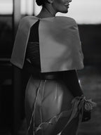 Ensemble top coupe cape en satin et robe longue ajustée
