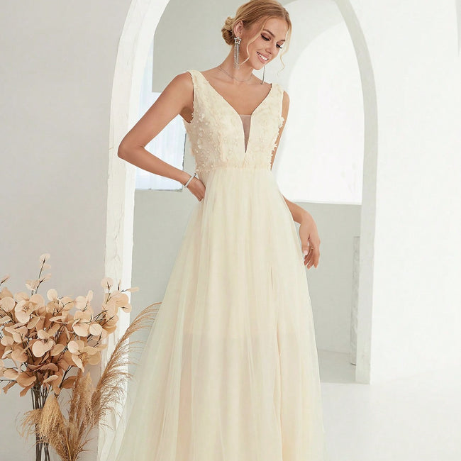 Robe de mariée sans manches en dentelle avec col en V Hover Image