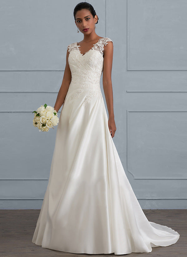 Robe de mariée sirène en dentelle traînante, asymétrique et décolletée en V