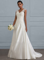 Robe de mariée sirène en dentelle traînante, asymétrique et décolletée en V
