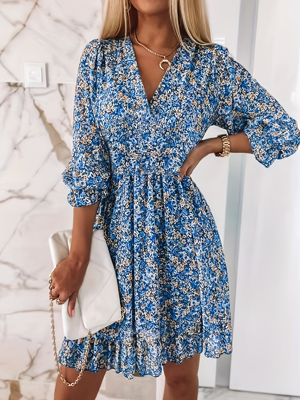 Robe imprimée col V avec manches et taille à volants - design exquis et élégant pour femmes - parfaite pour les femmes au printemps et en automne.