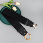 La nouvelle gaine automne-hiver est ornée d'une jupe et d'un manteau à boutons-pression en métal noir