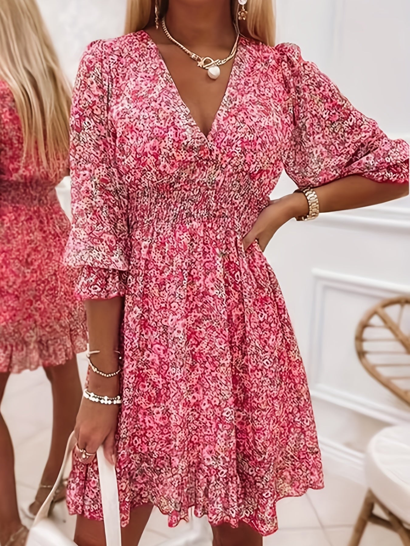 Robe imprimée col V avec manches et taille à volants - design exquis et élégant pour femmes - parfaite pour les femmes au printemps et en automne.