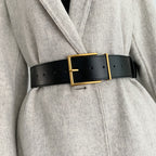 Un tailleur élégant rehaussé d'une large ceinture noire pour femme