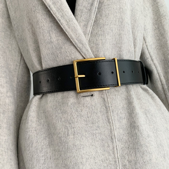 Un tailleur élégant rehaussé d'une large ceinture noire pour femme Main Image