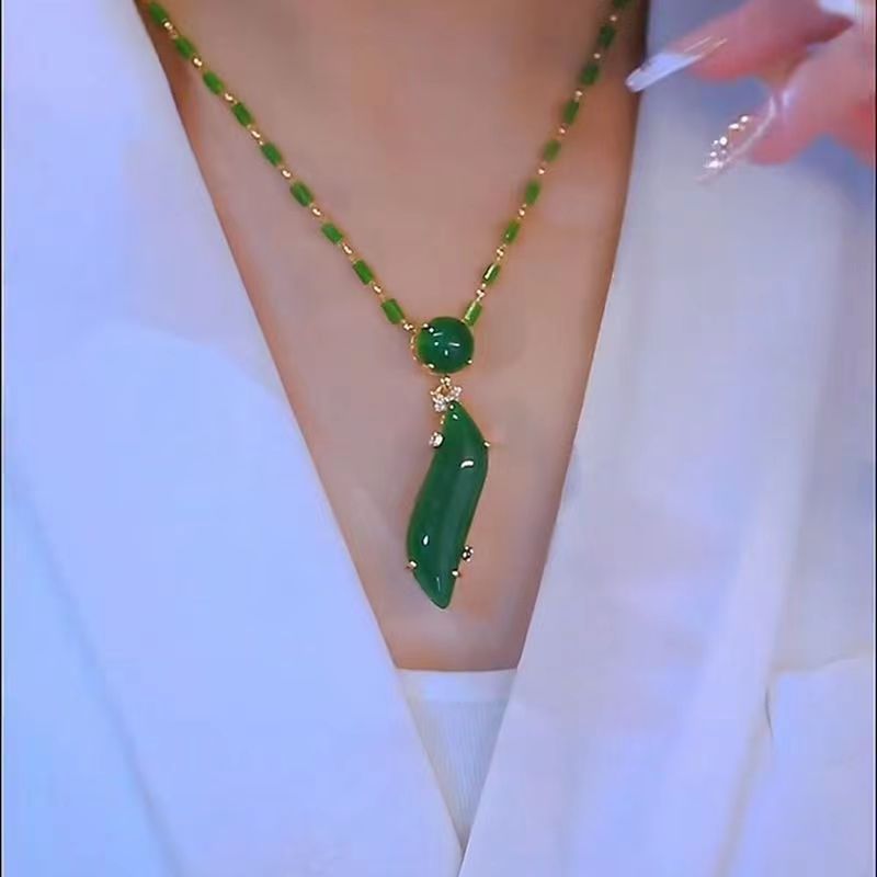Les colliers sont des bijoux abordables, luxueux et à la mode pour les femmes.